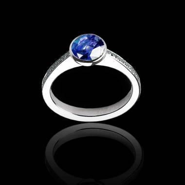 Verlobungsring mit rundem, blauen Saphir in Weissgold Moon