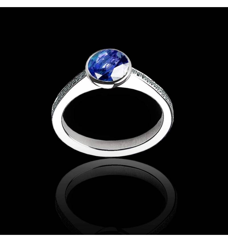 Verlobungsring mit rundem, blauen Saphir in Weissgold Moon