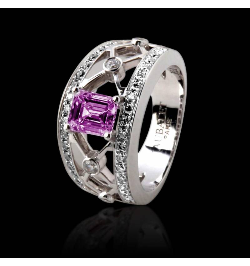 Rosa Saphirring in Smaragdschliff und Weissgold Regina Suprema Rosa Saphirring in Smaragdschliff und Weissgold Regina Suprema