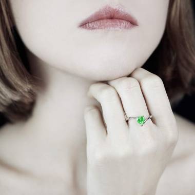 Verlobungsring mit Smaragd in Herzform Serpentine