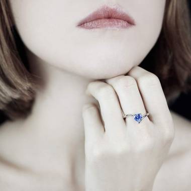 Verlobungsring mit blauem Saphir in Herzform Serpentine
