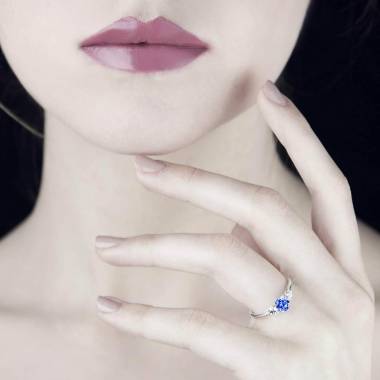 Verlobungsring mit blauem Saphir in Weissgold Nayla